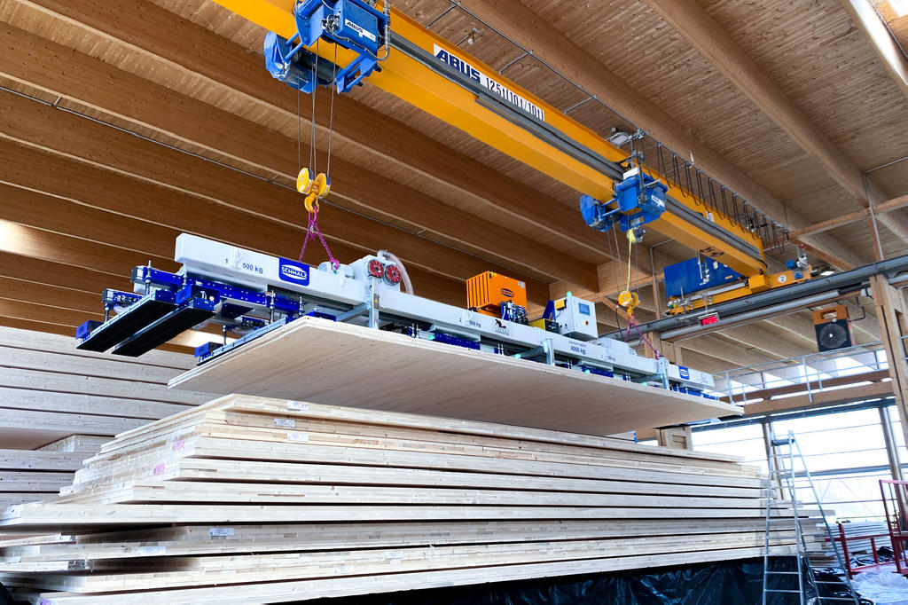 The Vacuum suction spider SSP-HD partially automates the handling of cross-laminated timber panels